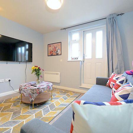 런던 2 Bed Terraced Flat Piccadilly Line 아파트 외부 사진