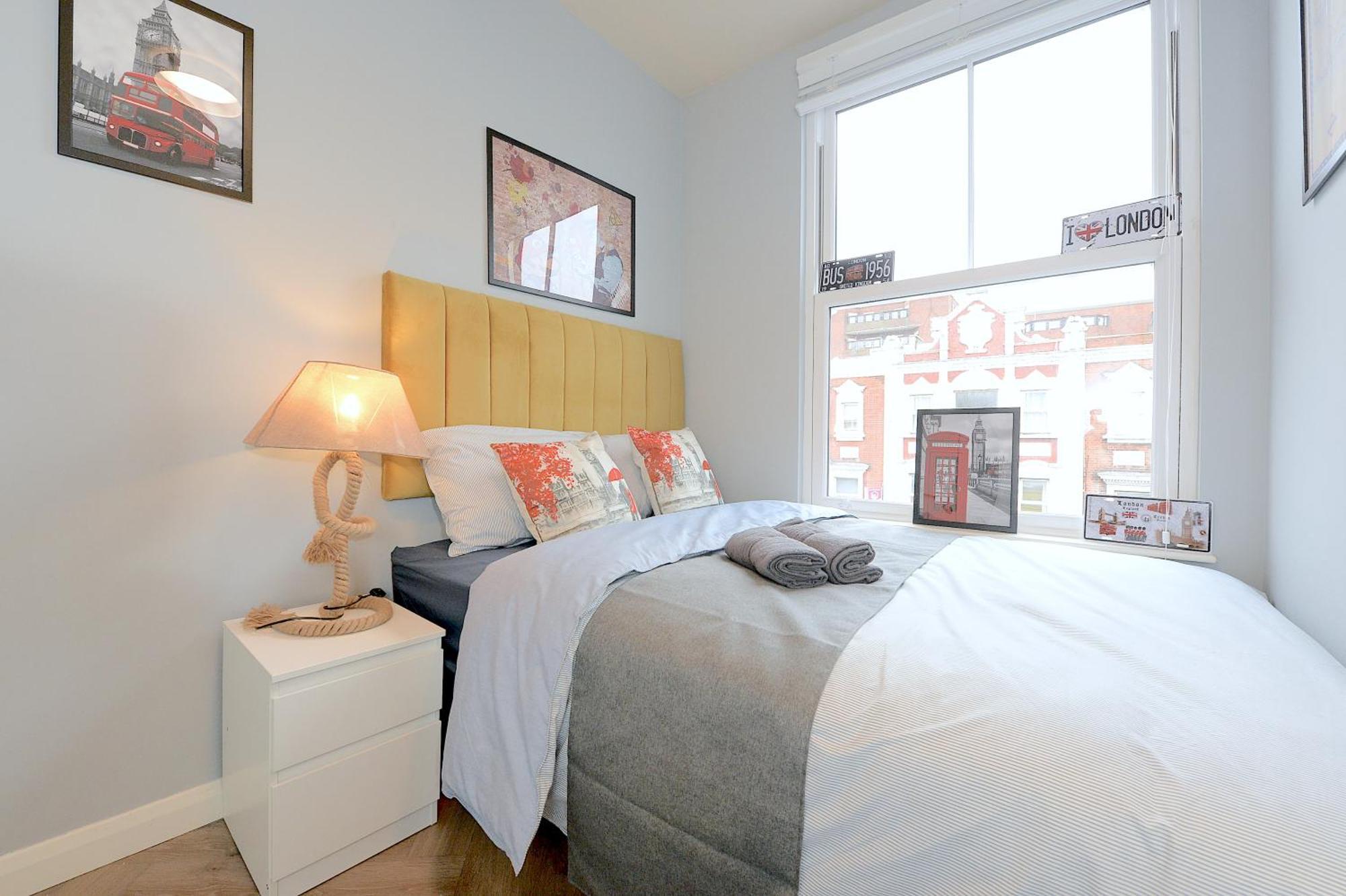 런던 2 Bed Terraced Flat Piccadilly Line 아파트 외부 사진