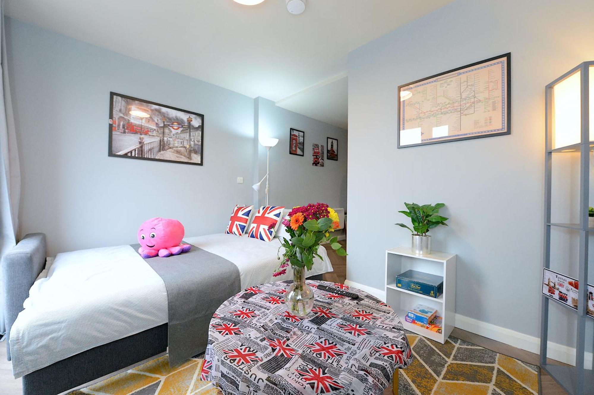 런던 2 Bed Terraced Flat Piccadilly Line 아파트 외부 사진