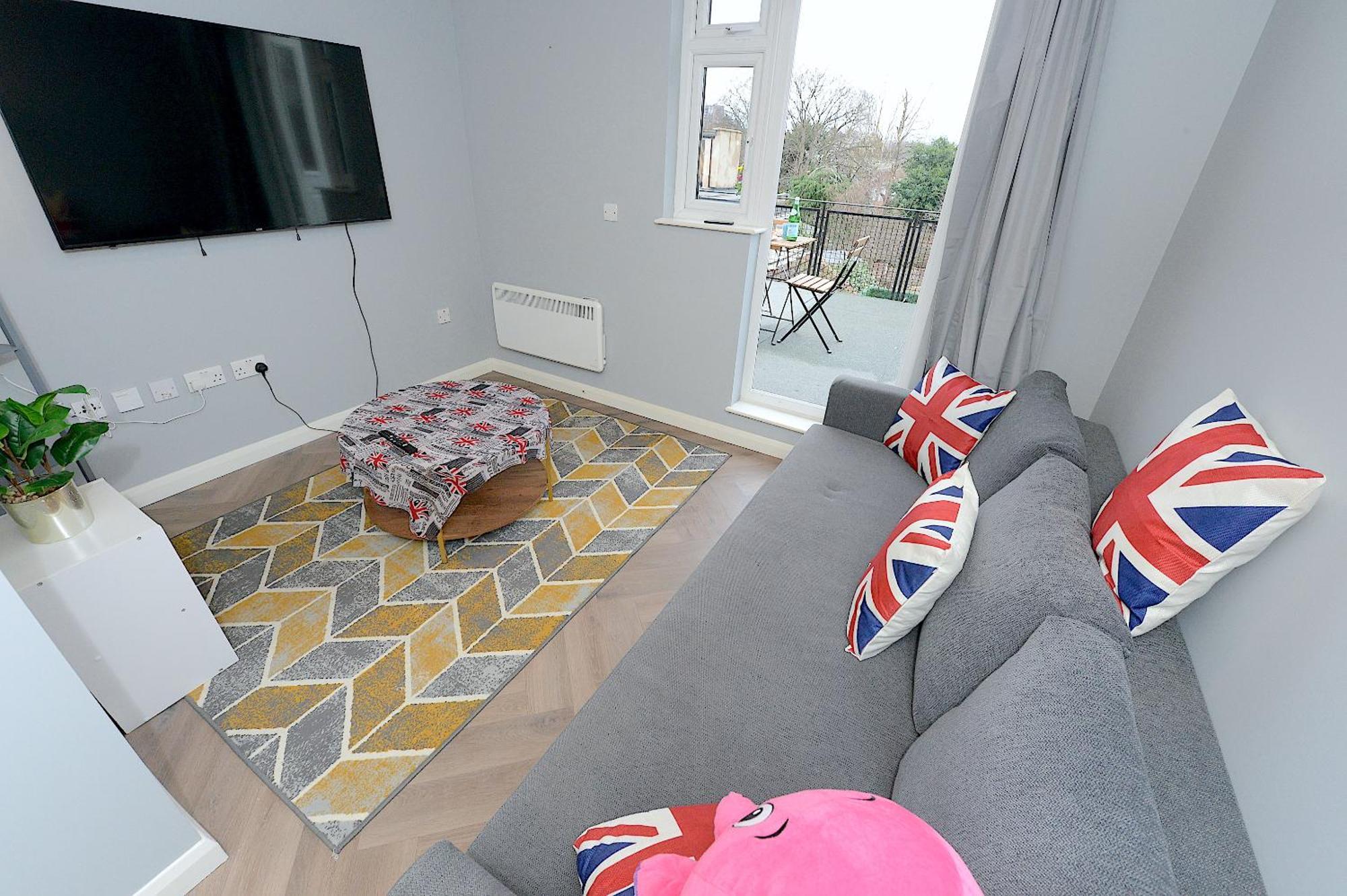 런던 2 Bed Terraced Flat Piccadilly Line 아파트 외부 사진