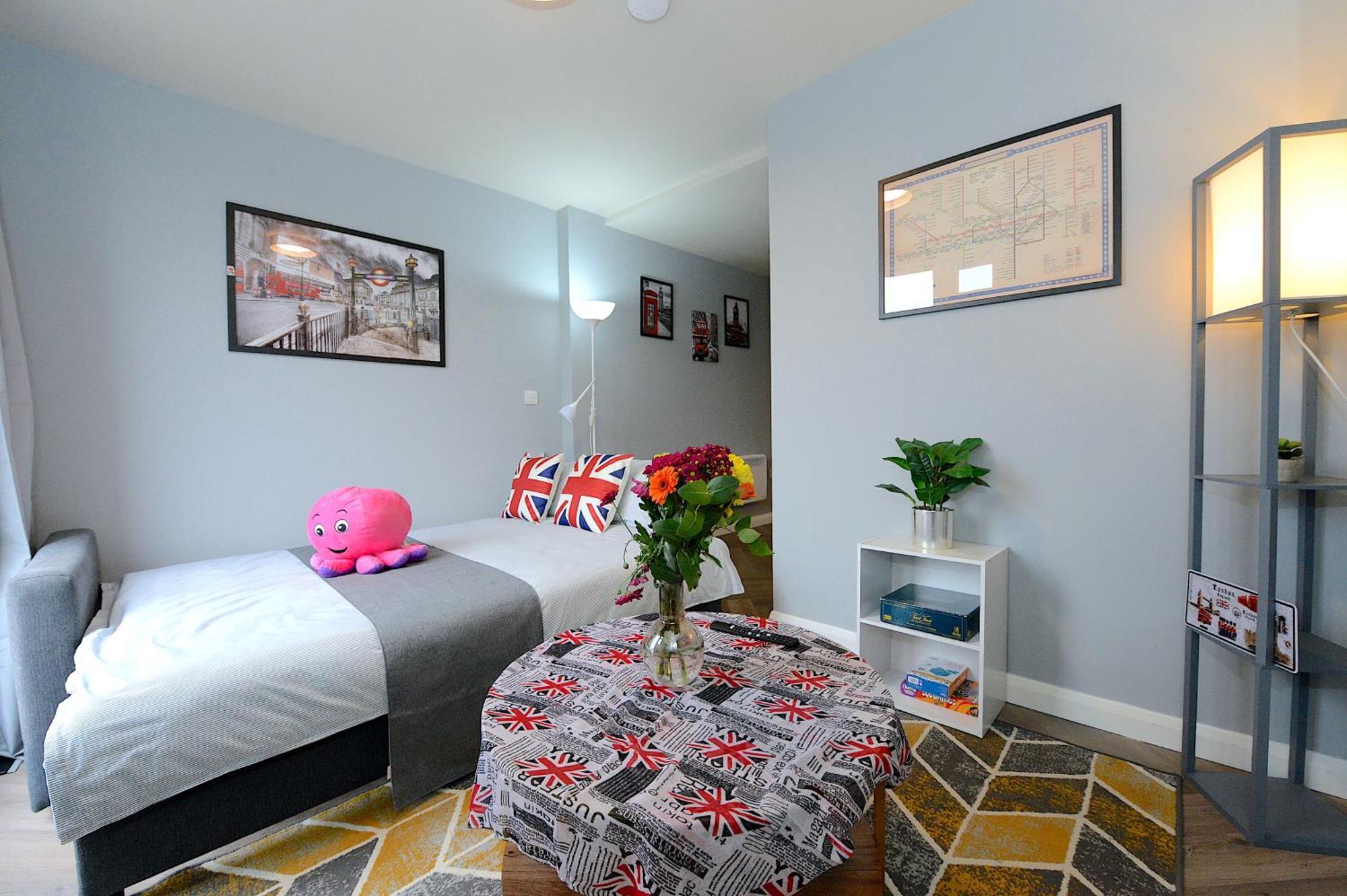 런던 2 Bed Terraced Flat Piccadilly Line 아파트 외부 사진