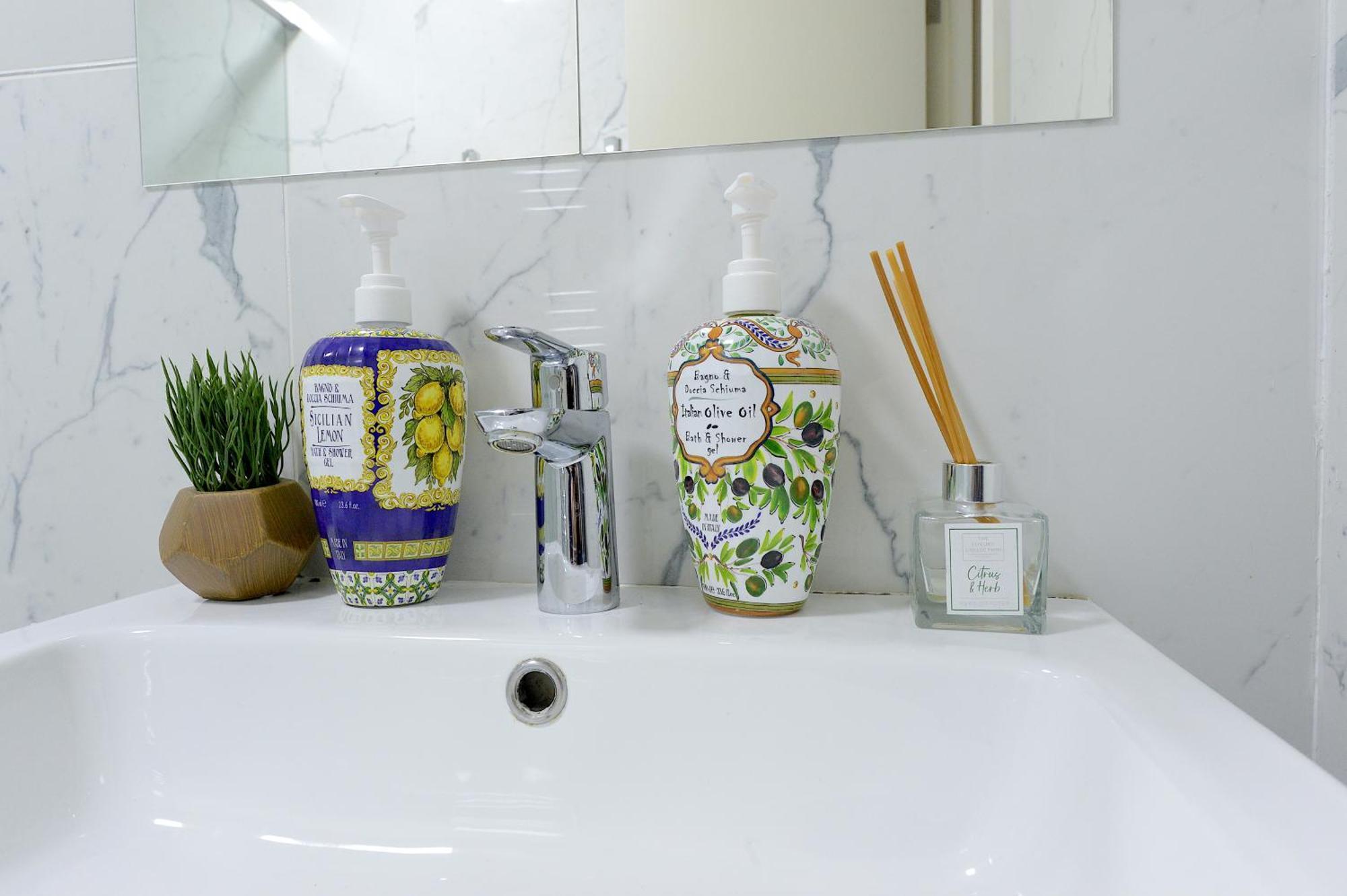 런던 2 Bed Terraced Flat Piccadilly Line 아파트 외부 사진