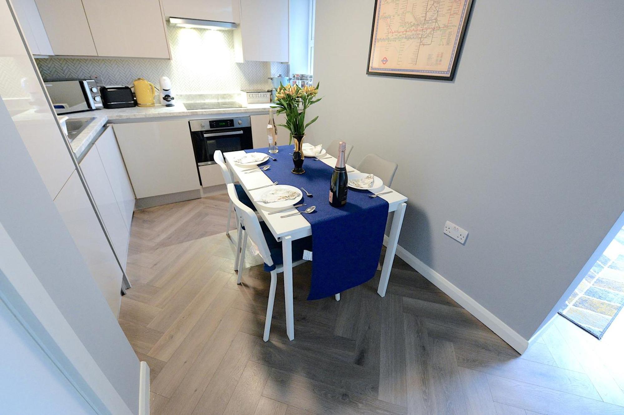 런던 2 Bed Terraced Flat Piccadilly Line 아파트 외부 사진