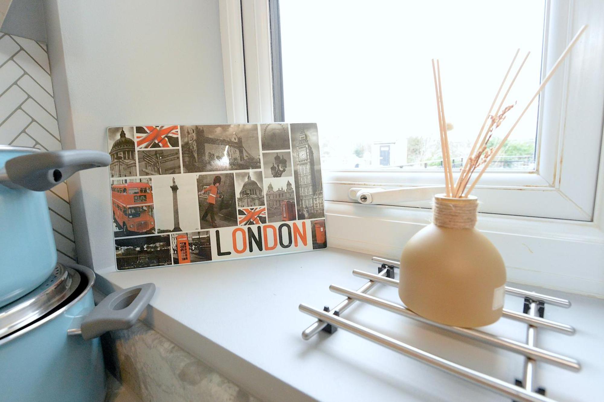 런던 2 Bed Terraced Flat Piccadilly Line 아파트 외부 사진