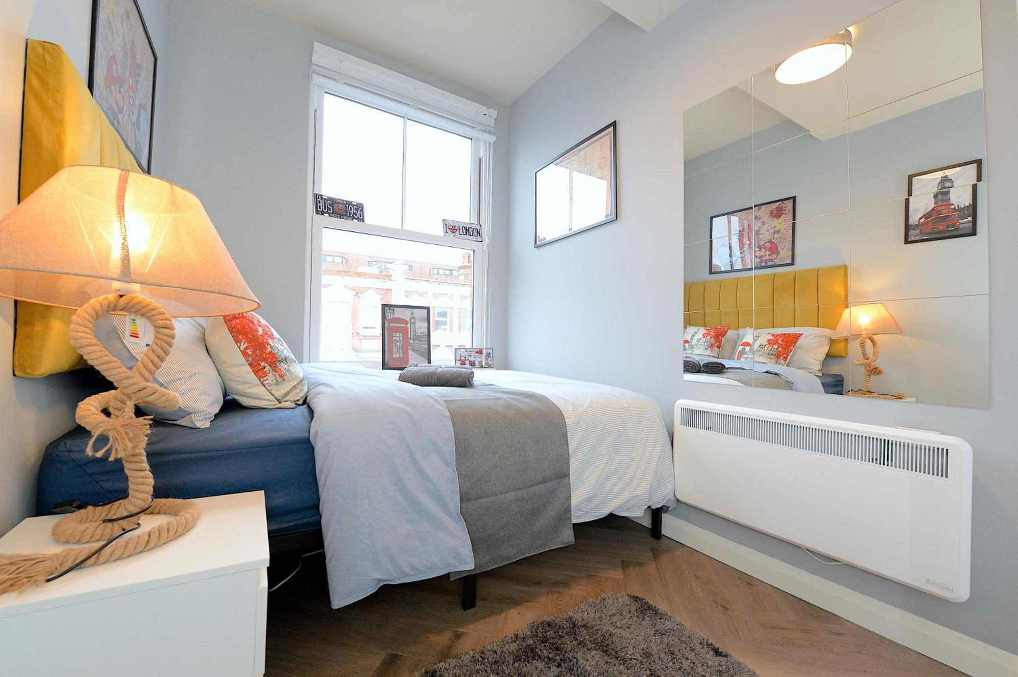 런던 2 Bed Terraced Flat Piccadilly Line 아파트 외부 사진