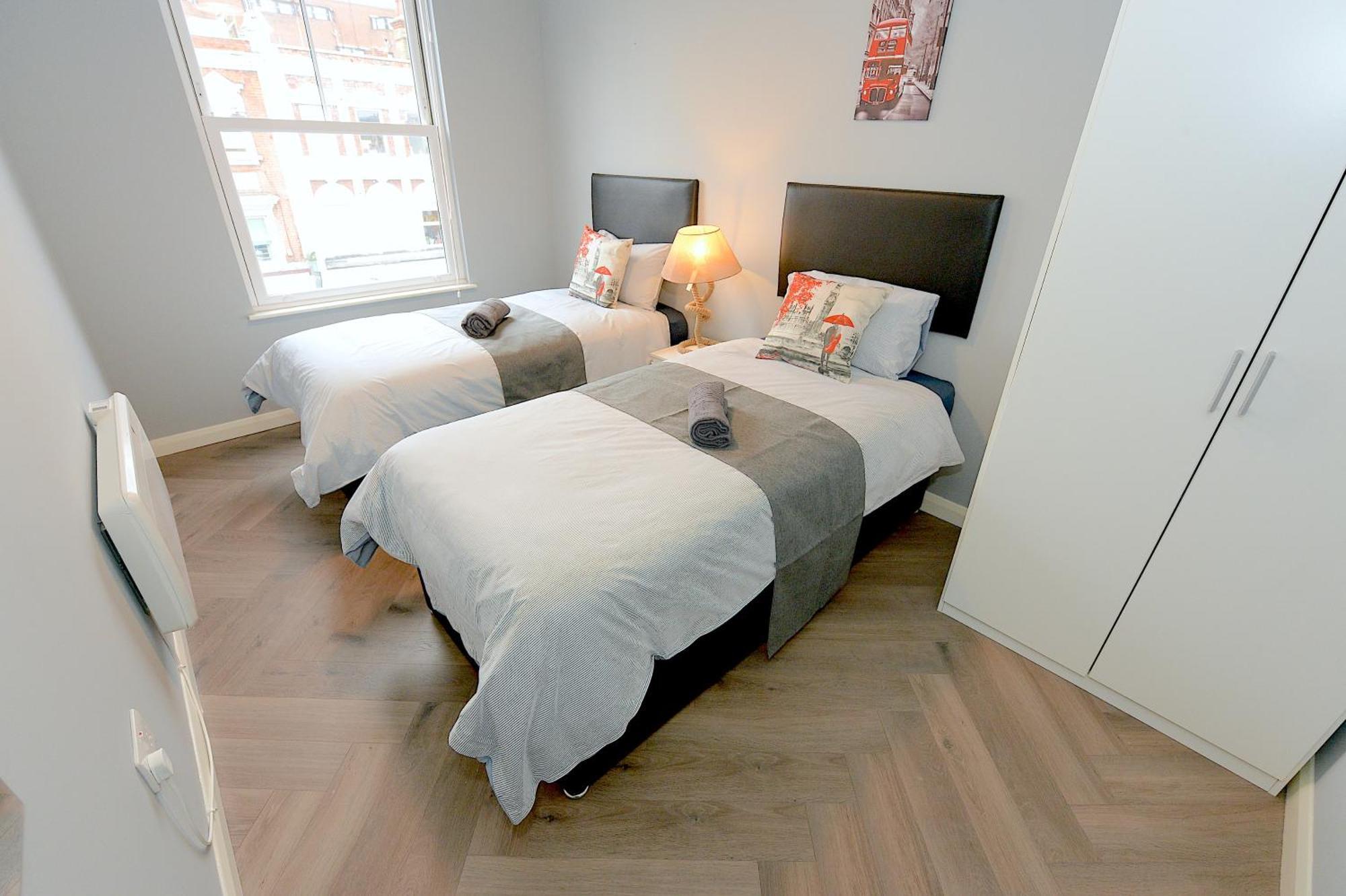 런던 2 Bed Terraced Flat Piccadilly Line 아파트 외부 사진