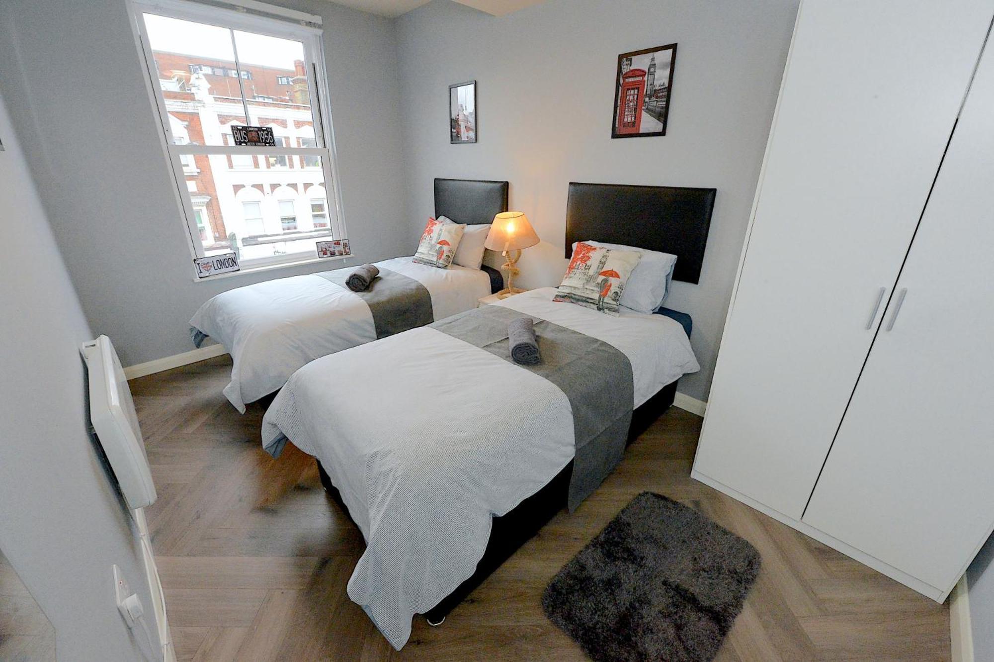 런던 2 Bed Terraced Flat Piccadilly Line 아파트 외부 사진