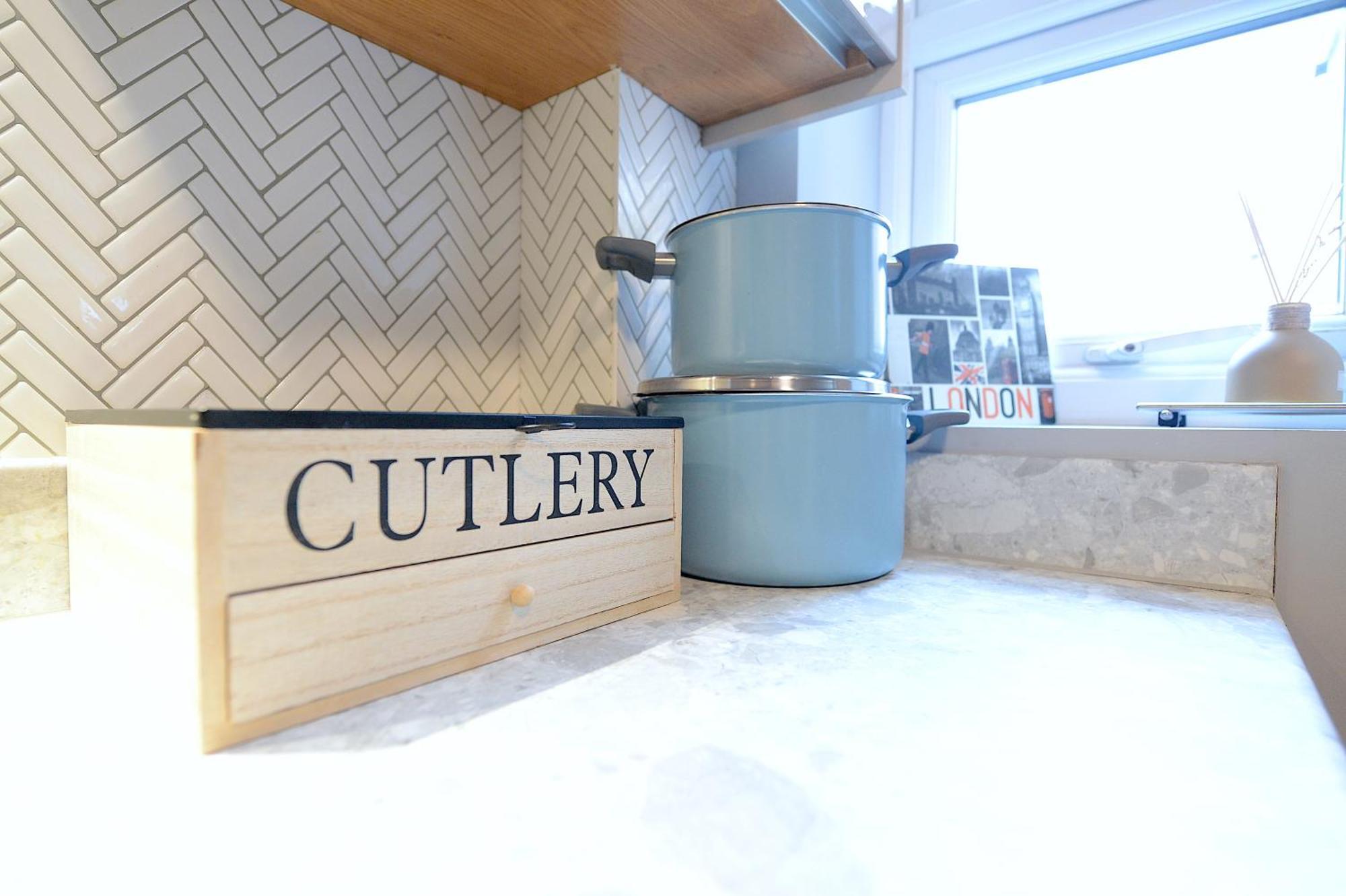런던 2 Bed Terraced Flat Piccadilly Line 아파트 외부 사진
