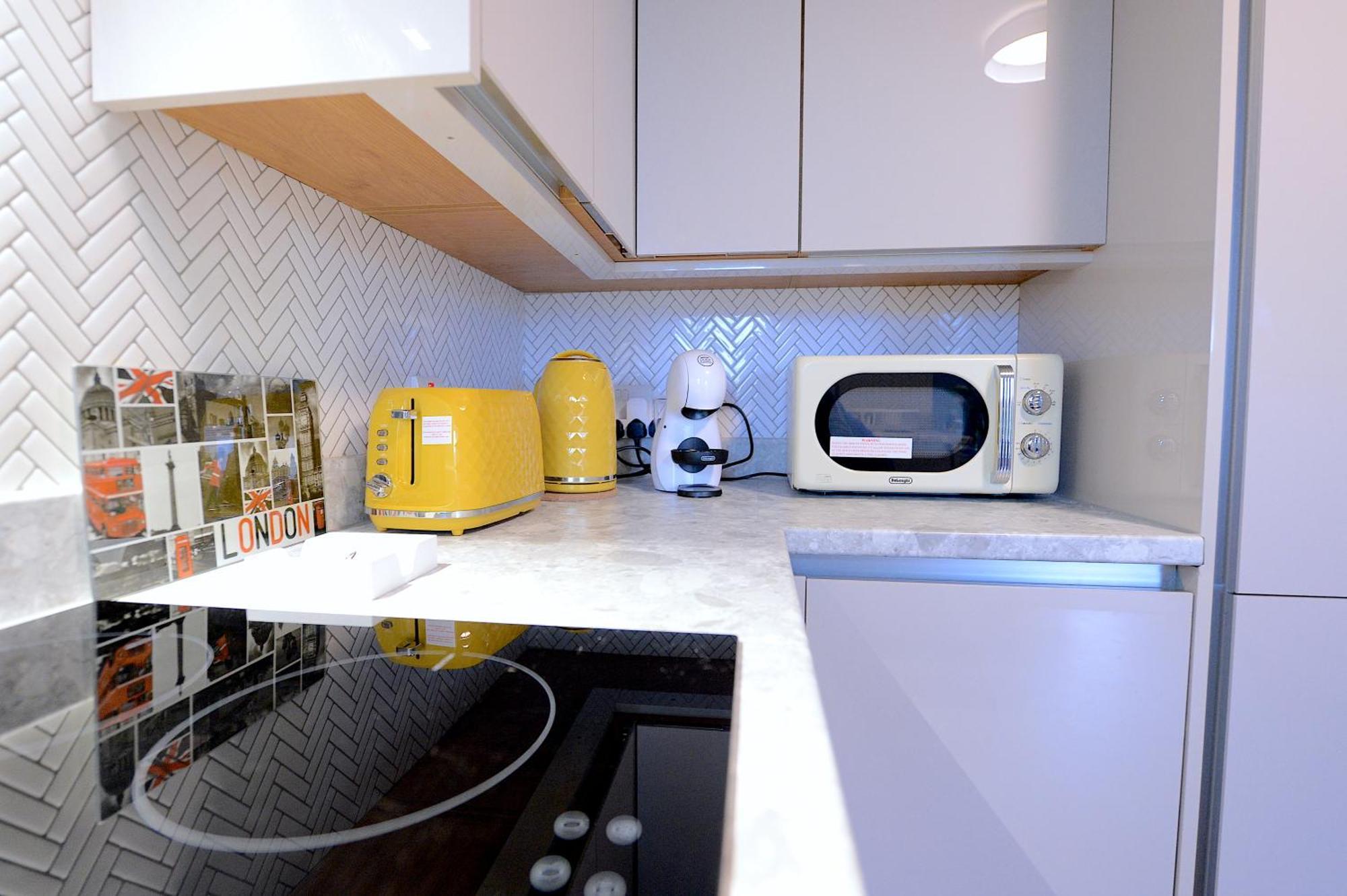 런던 2 Bed Terraced Flat Piccadilly Line 아파트 외부 사진
